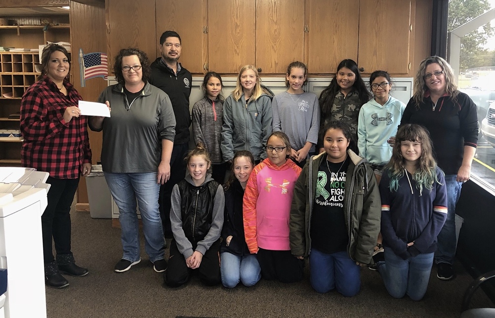 Russel Cellular Donates Money to 5th Grade
