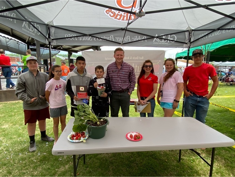 A few of the students with the judge and Jennifer Patterson of the OSU extension office